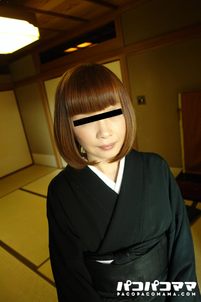  熟女の火遊び飛びっ子装着 ?喪服美人妻?