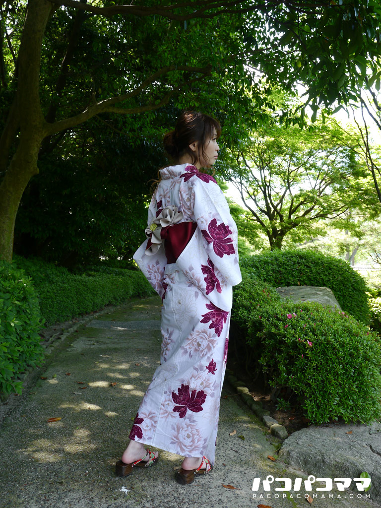  男の体をベロベロ舐めまくる浴衣痴女