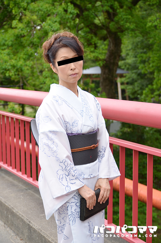  着物美人の五十路美人妻と初の露出
