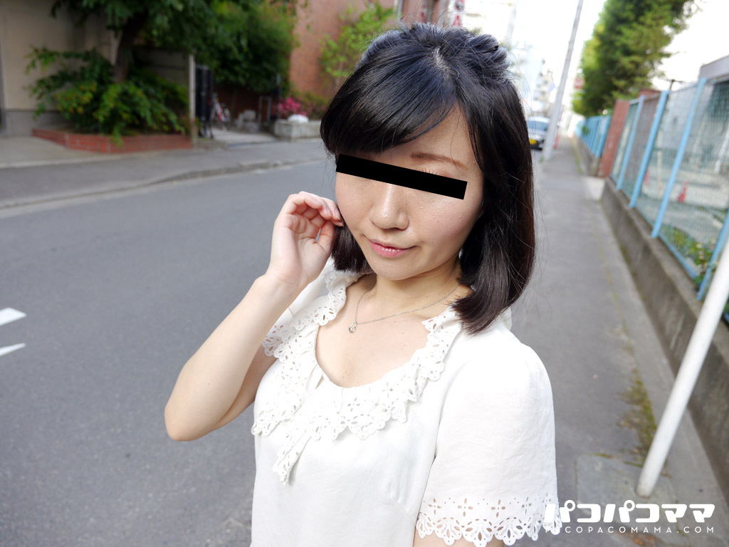  内気な性格を変えるため、競泳水着を着る地味熟女